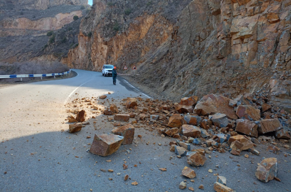 Камнепад на пути к Джермуку: дорога частично перекрыта