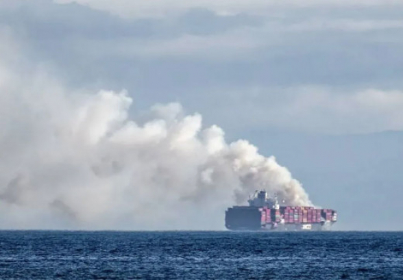 Йеменские хуситы нанесли ракетный удар по торговому судну в Красном море