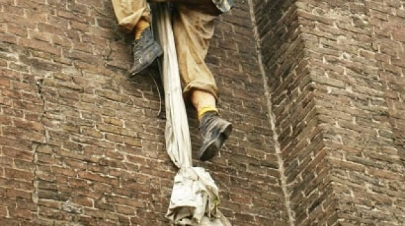 Հարբած կինը կապված սավաններով փորձել է իջնել 4-րդ հարկից, սակայն վայր է ընկել և մահացել