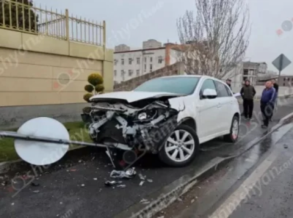 Աջափնյակի դատարանի մոտ բախվել են «Nissan»-ն ու «Mitsubishi»-ն. վերջինս հայտնվել է մայթին՝ կոտրելով ցուցանակը