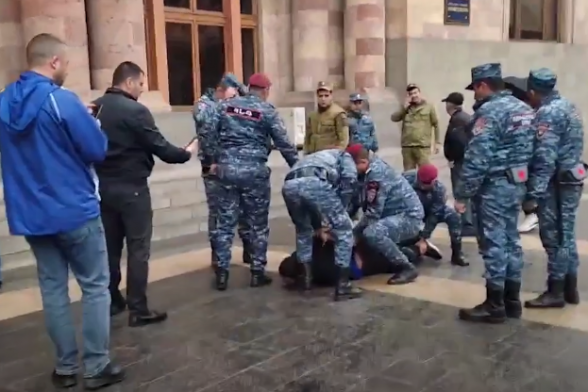 Гражданин разбил камнем окно здания Правительства РА: его подвергли приводу (видео)