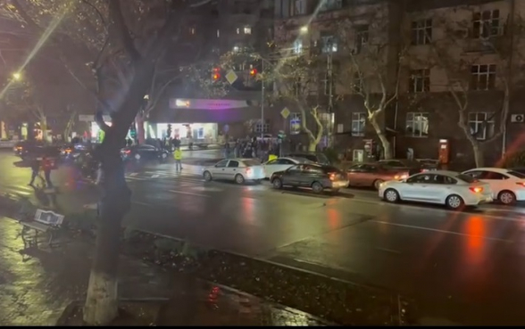 Քաղաքացիներն ազդանշաններով և «դավաճան» վանկարկումներով են ճանապարհում Փաշինյանին (տեսանյութ)