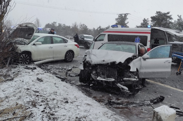 Չարենցավանի կամրջի մոտ բախվել են «Nissan»-ը և «Mercedes-Benz»-ը, 3 մարդ հոսպիտալացվել է