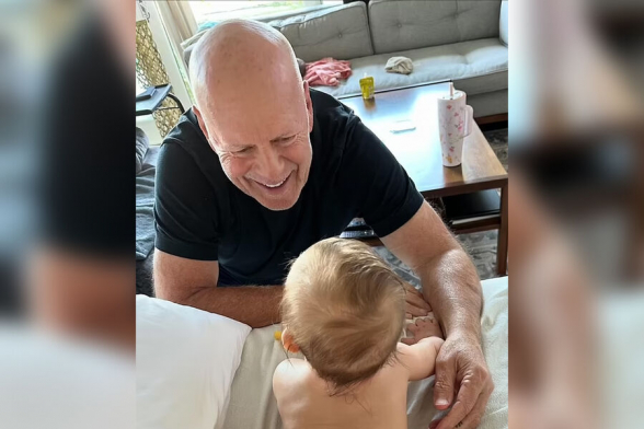 Деми Мур показала редкое фото тяжелобольного Брюса Уиллиса с внучкой