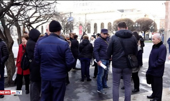 «Строительство и научная работа несовместимы»: ученые проводят акцию протеста перед зданием Правительства РА (видео)