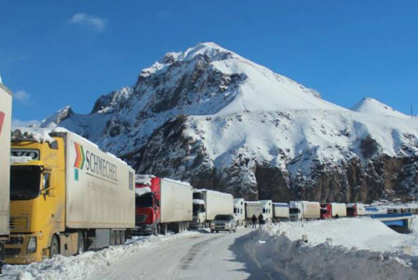 Более 3 тыс. грузовиков ожидают проезда через КПП «Верхний Ларс»