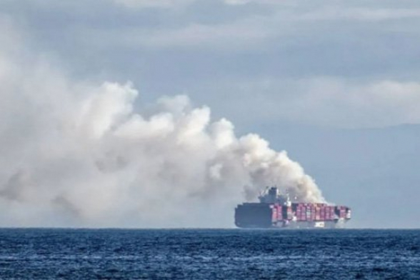 Йеменские хуситы атаковали торговые суда и эсминец США в Красном море