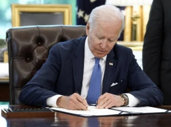 Байден утвердил временное финансирование правительственных структур на $1,2 трлн