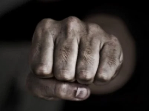 Երևանում 25-ամյա երիտասարդը ծեծել է 60-ամյա ծնողներին՝ հասցնելով գլխուղեղի վնասվածք և քթի կոտրվածք. նա կալանավորվել է