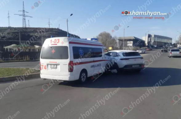 Աբովյան քաղաքի մոտ բախվել են շտապօգնության ավտոմեքենան ու «Mercedes»-ը
