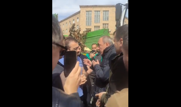 Фракция «Мать Армения» Совета старейшин Еревана на перекрестке улиц Манукяна - Саят-Нова в связи с вырубкой деревьев (видео)