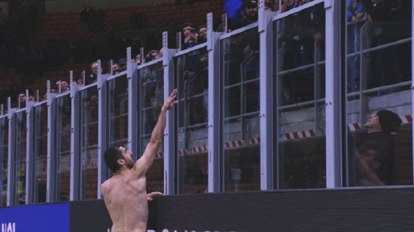 Генрих Мхитарян подарил футболку болельщику с армянским флагом