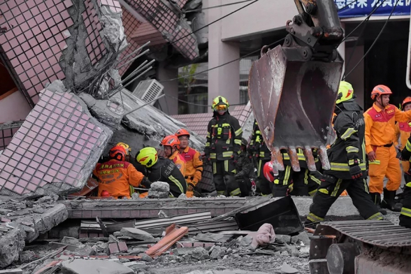 Мощное землетрясение разрушило ряд зданий на Тайване