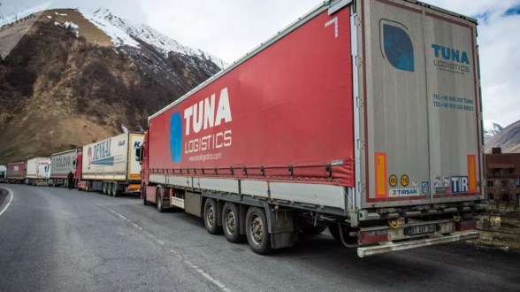 Почти 2700 грузовиков остаются в очереди на российско-грузинской границе