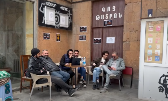 Продолжается сидячий пикет актеров театра «Гой»: они провели ночь перед дверями театра (видео)