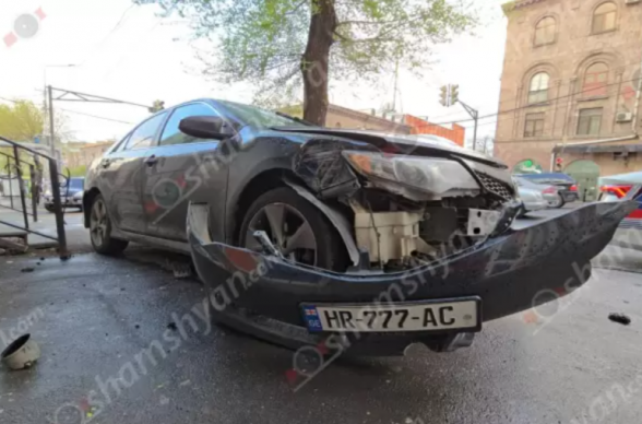 Երևանում «Toyota»-ն բախվել է բազալտե եզրաքարին և հայտնվել մայթին