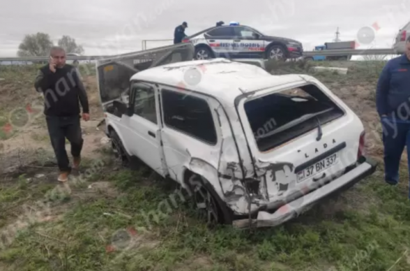 Արարատի մարզում բախվել են «Mercedes»-ն ու Նիվան և գլորվելով՝ հայտնվել դաշտում