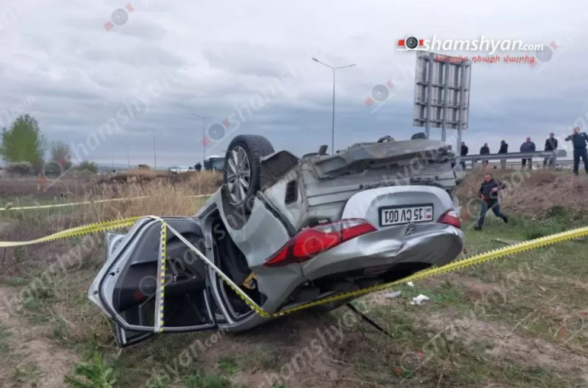 Երևան-Երասխ ճանապարհին «Hyundai Elantra»-ն դուրս է եկել ճանապարհի երթևեկելի գոտուց, մի քանի պտույտ շրջվելով գլխիվայր հայտնվել դաշտում․ վարորդը տեղում մահացել է
