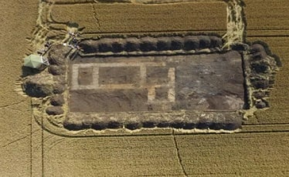 8-րդ դարի ճգնավայրը որոնող հնագետները պատահաբար նախապատմական հենջ են հայտնաբերել