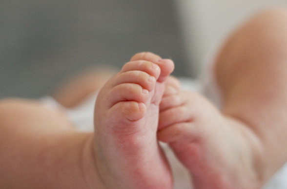 Երևանում 1,5 տարեկան տղան ընկել է 3-րդ հարկի պատուհանից. բժիշկները պայքարում են երեխայի կյանքի համար