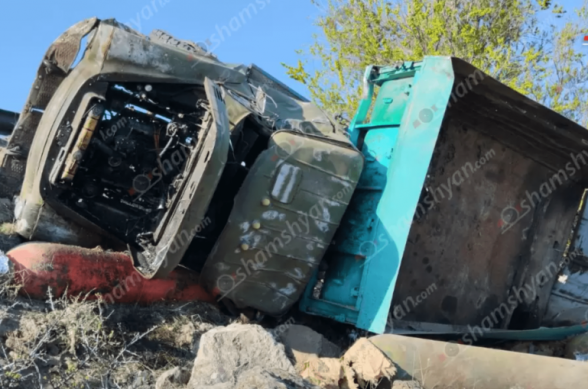 Արագածոտնում գազաբալոններով բեռնված «ԶԻԼ»-ը բախվել է երկաթե արգելապատնեշներին ու կողաշրջված հայտնվել ձորակում