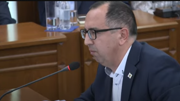 Ահավոր ա, տատ ու թոռ իրար ծոց են քնում, ասել եք՝ կլուծեք շենքի հարցը․ ավագանու անդամը՝ Ավինյանին (տեսանյութ)