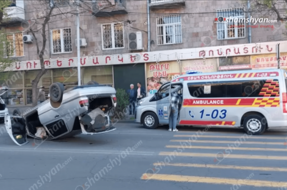 Երևանում բախվել են «Volkswagen Vento»-ն ու «Changan»-ը. «Volkswagen»-ը գլխիվայր շրջվել է