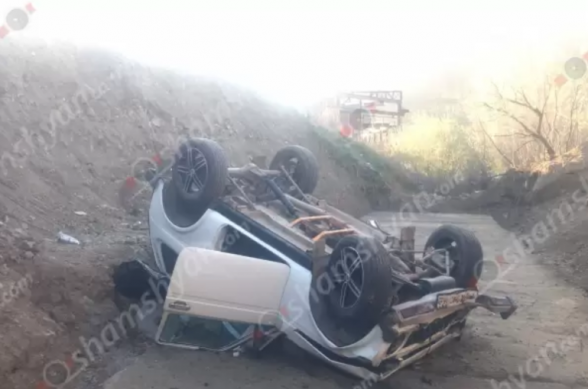 Լոռու մարզում «ՎԱԶ 2121»-ը դուրս է եկել երթևեկելի գոտուց և գլխիվայր հայտնվել փոսում. երկու մարդ տեղափոխվել է հիվանդանոց