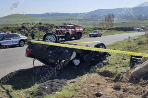 1 զոհ, 1 վիրավոր․ Կոտայքում «Volkswagen»-ը բախվել է երկաթե արգելապատնեշներին, հողաթմբին և գլխիվայր շրջվել