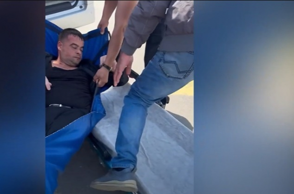 Շենգավիթի քրեականի պետը ոտքը անձի գլխին դնելով՝ ստիպել է հագուստն առգրավել․ փաստաբանն ահազանգում է խոշտանգման մասին (տեսանյութ)