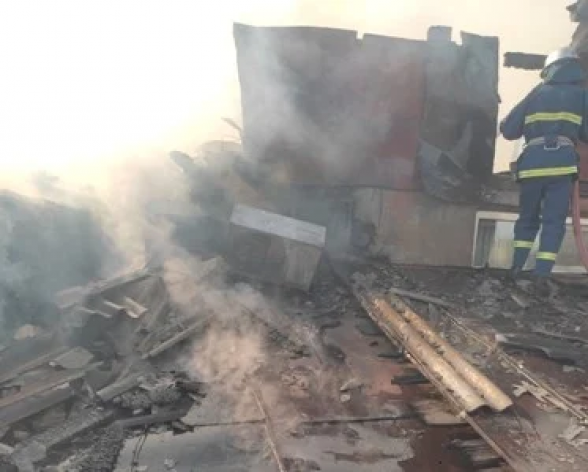 Հրդեհ Երևանի Ֆանարջյան փողոցում. Այրվել են տներից մեկի տանիքը, մյուս տան տանիքի մոտ 70 քմ հատվածը