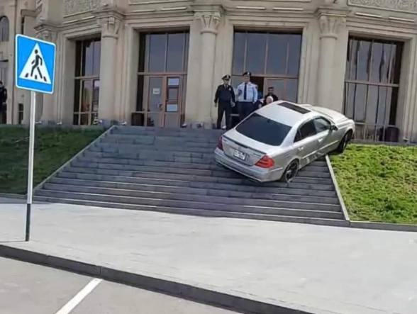 Մեքենայով Գյումրու քաղաքապետարան «մտնելու» փորձը չի ստացվել