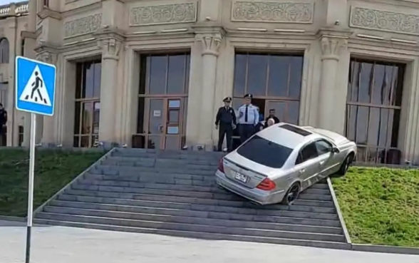Գյումրիում տղամարդը, ի նշան բողոքի, Mercedes-ով հայտնվել է քաղաքապետարանի աստիճաններին (տեսանյութ)