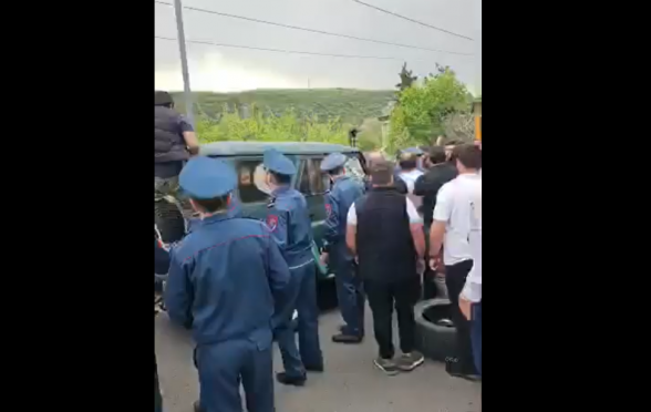 ԵԿՄ-ի մեքենան մխրճվել է ճանապարհը փակած բնակիչների մեջ․ բախում է տեղի ունեցել (տեսանյութ)