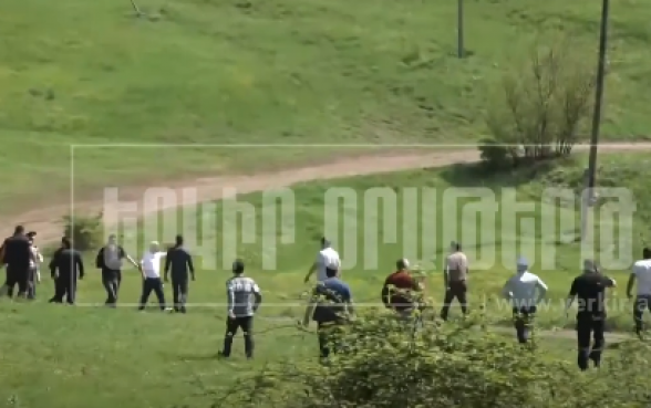 «Будьте армянами, думайте как армяне»: граждане пытаются помешать работам по разминированию в Тавуше (видео)