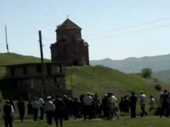 Քաղաքացիներին թույլ տվեցին մտնել Ոսկեպարի Սուրբ Աստվածածին եկեղեցի. արգելել են նկարահանումները