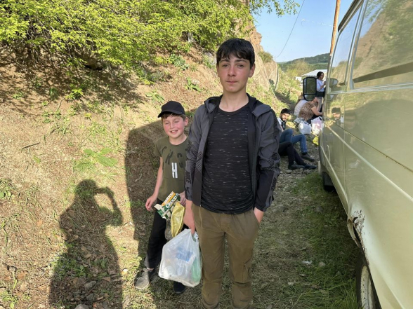 Էս երեխեքը հայրենիքի հանդեպ իրենց սերն այսպես են արտահայտում՝ մաքուր են պահում տարածքը, որ անգամ մի ջրի շիշ գետնին չմնա