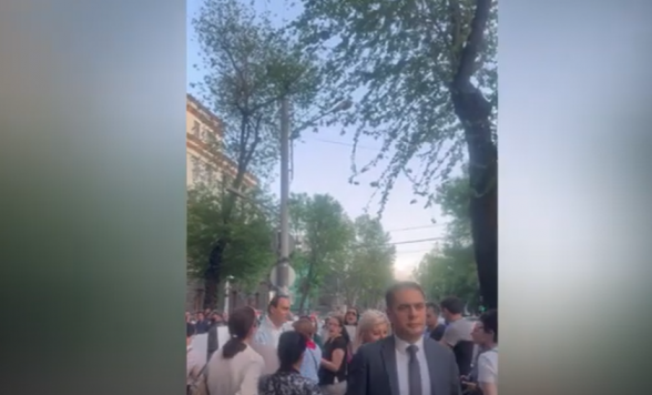Երևանում ցուցարարները ամոթ վանկարկումներով պատրաստվում են դիմավորել Մհեր Գրիգորյանին (տեսանյութ)