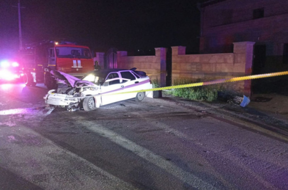 Օշականում «VAZ»-ը դուրս է եկել երթևեկելի հատվածից և բախվել տներից մեկի դարպասին․ վարորդը հոսպիտալացվել է