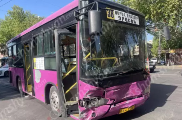 Երևանում բախվել են 38 երթուղու ավտոբուսն ու «Toyota»-ն. մեկ մարդ հոսպիտալացվել է