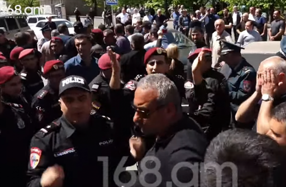 Напряженная обстановка в Ноемберяне: дорога Армения-Грузия продолжает оставаться закрытой (видео)