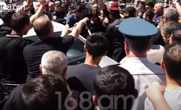 Նոյեմբերյանում հերթական մեքենան քշեց բողոքի խաղաղ ակցիա իրականացնող մարդկանց վրա (տեսանյութ)