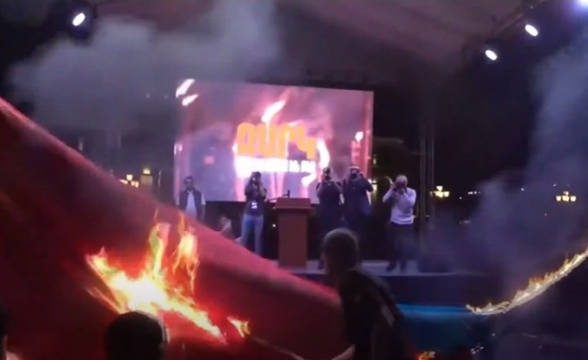 Այրվեցին թշնամի երկրների՝ Թուրքիայի և Ադրբեջանի դրոշները