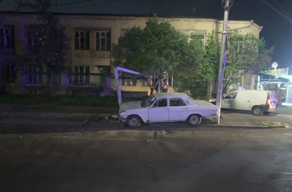 Երևանի Աշխատանքի հրապարակի մոտակայքում ավտոմեքենան բախվել է գազատար խողովակին