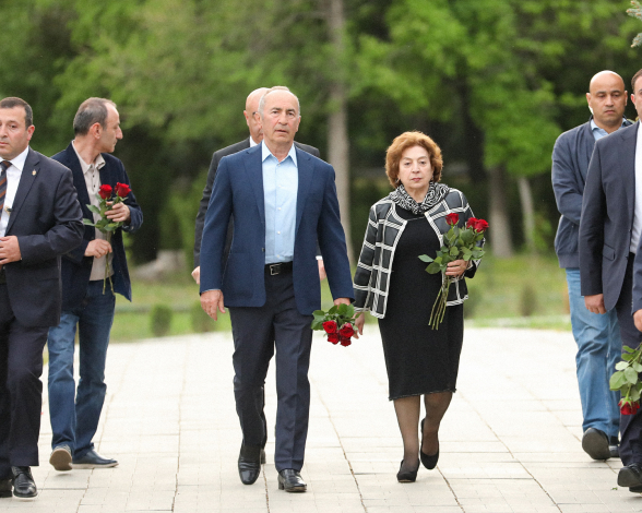 Ռոբերտ Քոչարյանը տիկնոջ՝ Բելլա Քոչարյանի հետ այցելել է Ծիծեռնակաբերդի հուշահամալիր (տեսանյութ)