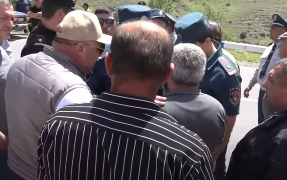 Граждане перекрыли трассы Ереван-Севан и Ереван-Мегри (прямой эфир)