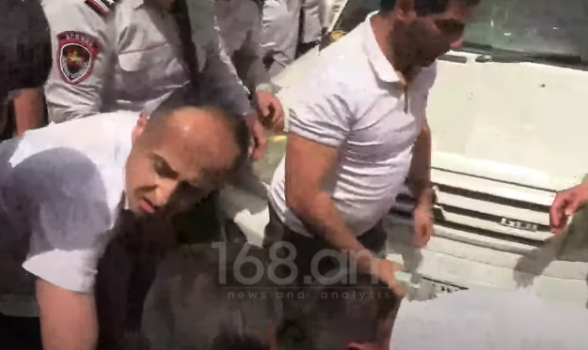 Ոտքը, ոտքը. ևս մեկ քաղաքացու ինքնազգացողություն վատացավ Տիգրանաշենում, նա անտանելի ցավից գոռում է (տեսանյութ)