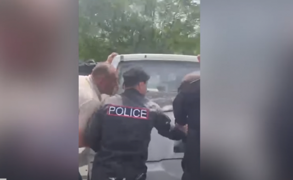 Բագրատաշենի ճանապարհը փակած ավտոմեքենաները ոստիկանները գրկելով հանում են ճանապարհից