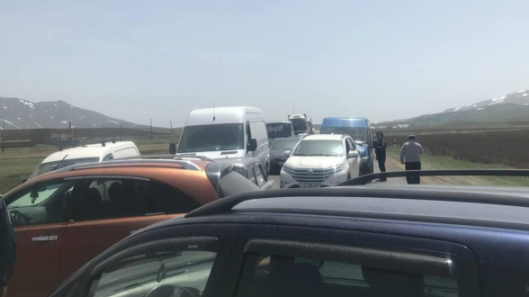 Группа граждан перекрыла трассу Апаран – Спитак (видео)