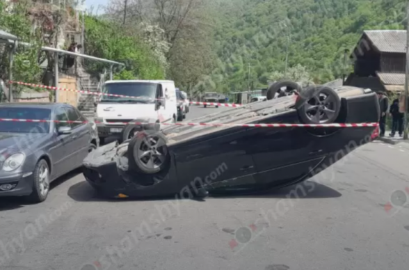 Դիլիջանում «Toyota»-ն բախվել է կայանված «Mercedes»-ին ու գլխիվայր շրջվել